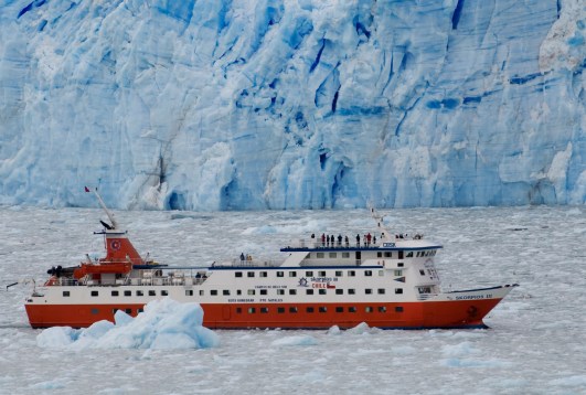 Crucero Kaweskar frente al Glaciar Amalia